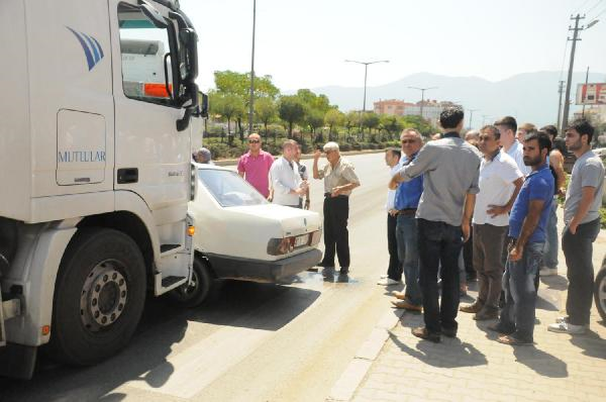 Tırın 20 Metre Sürüklediği Otomobilden Yara Almadan Çıktı