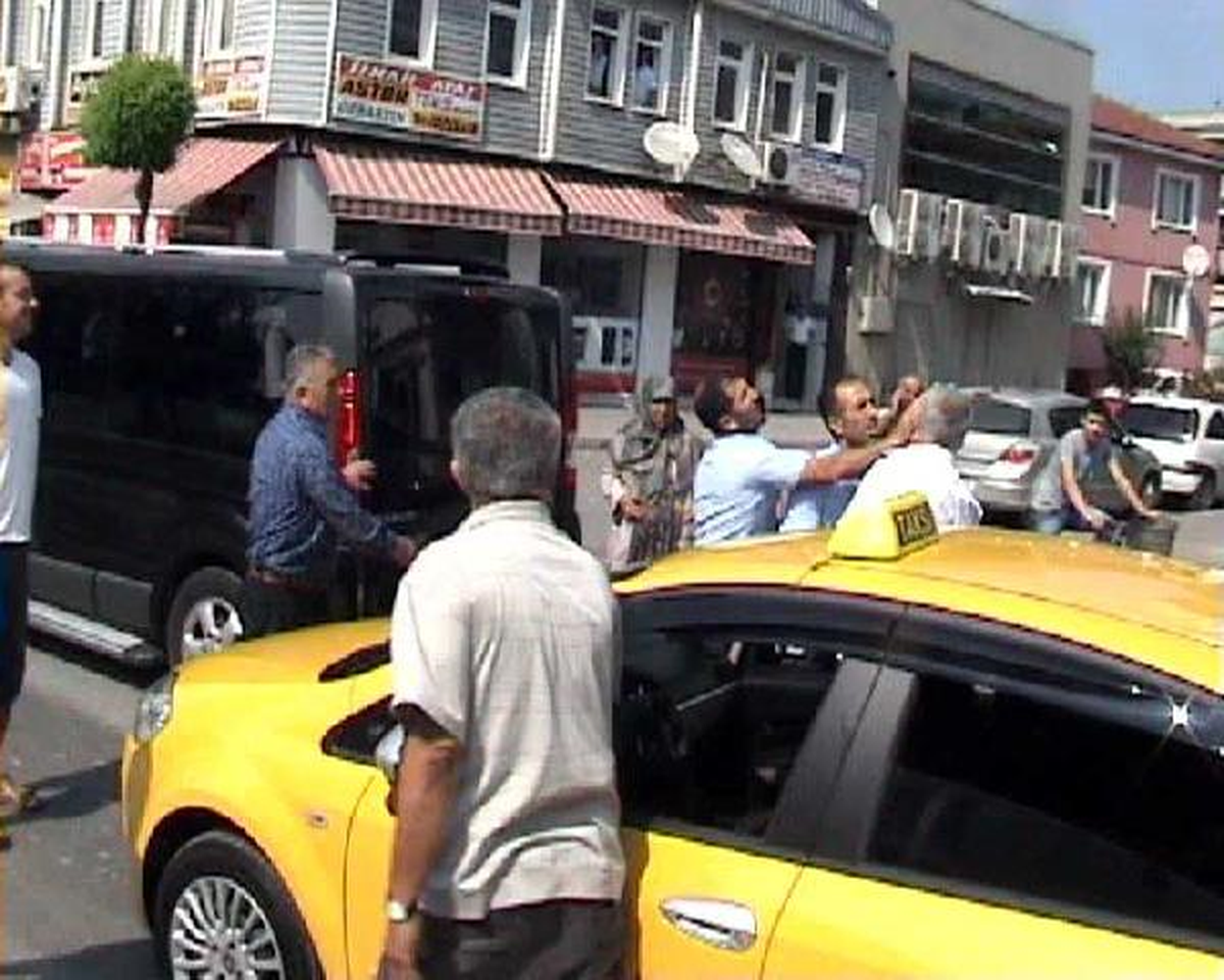 Minibüs Sürücüsü Taksideki Yolcuyu Yumrukladı
