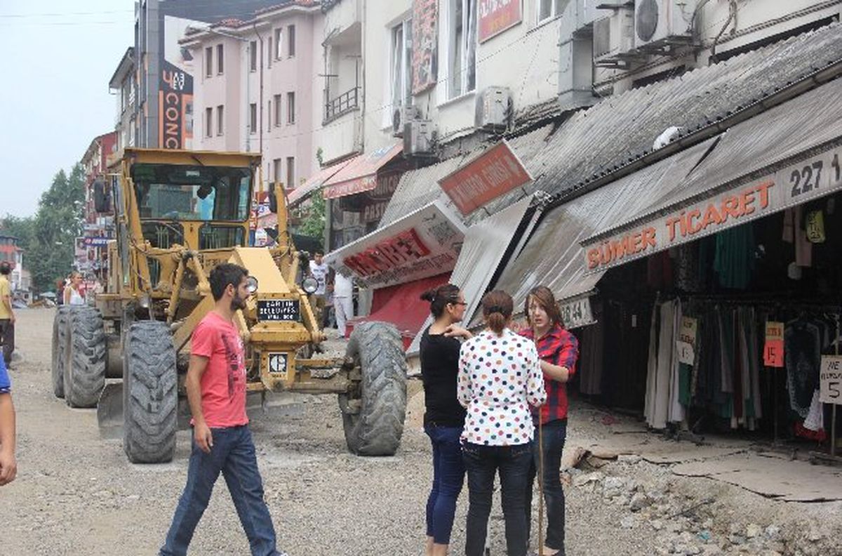 Bartın\'da İşyerlerinin Yağmurluk Tenteleri Çöktü