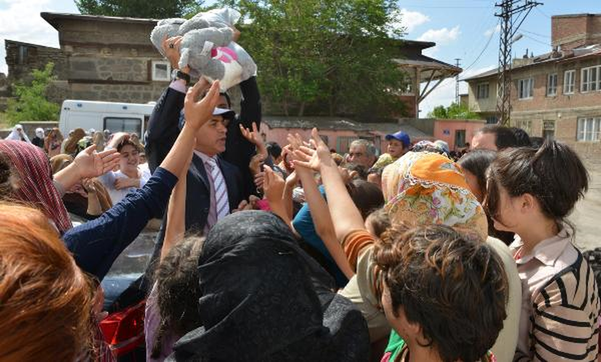 Başkanın Dağıttığı Oyuncaklara Hücum Ettiler