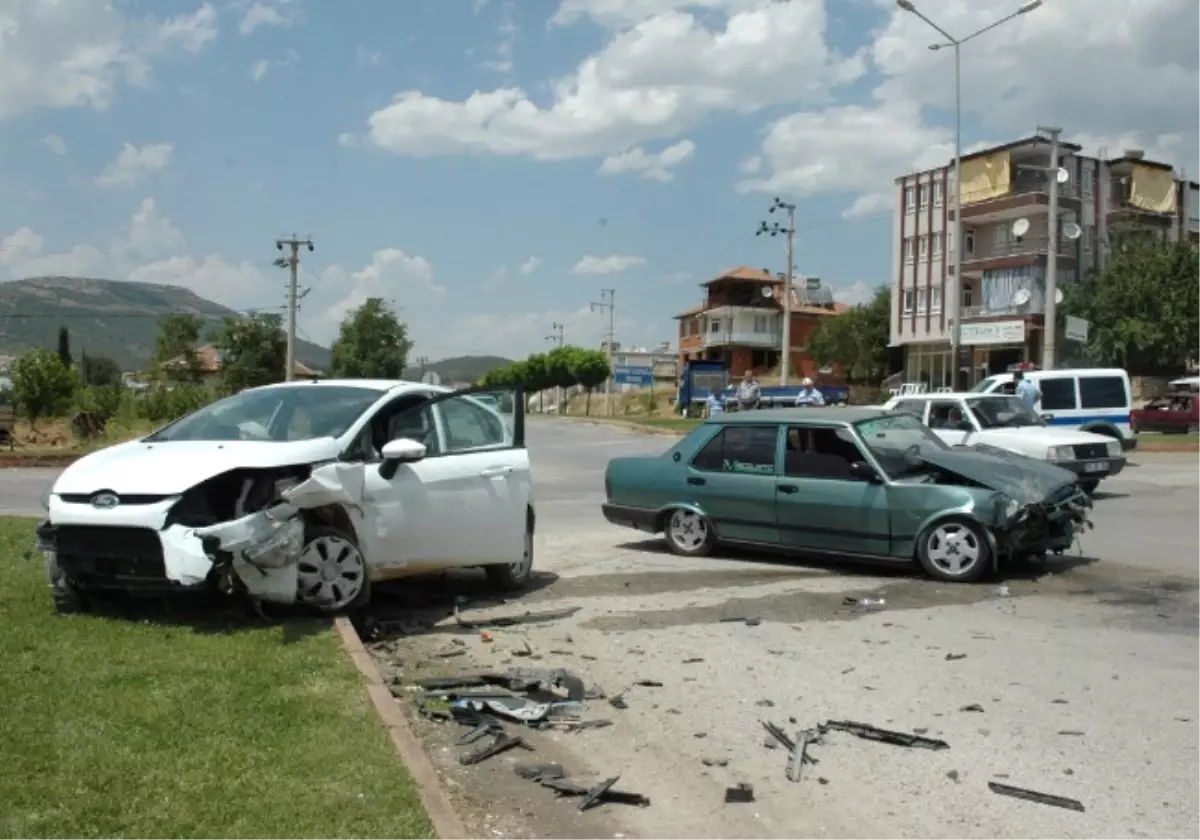 Bucak\'ta İki Otomobil Çarpıştı: 4 Yaralı