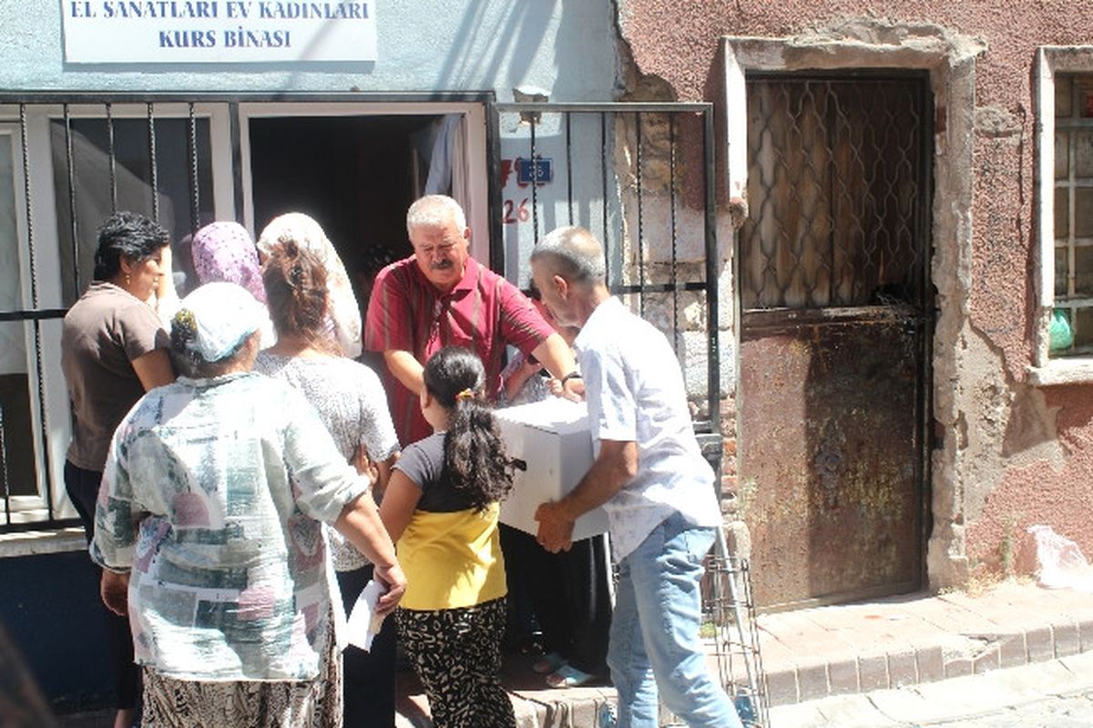 Edremit Belediyesi Bin Aileyi Sevindirdi