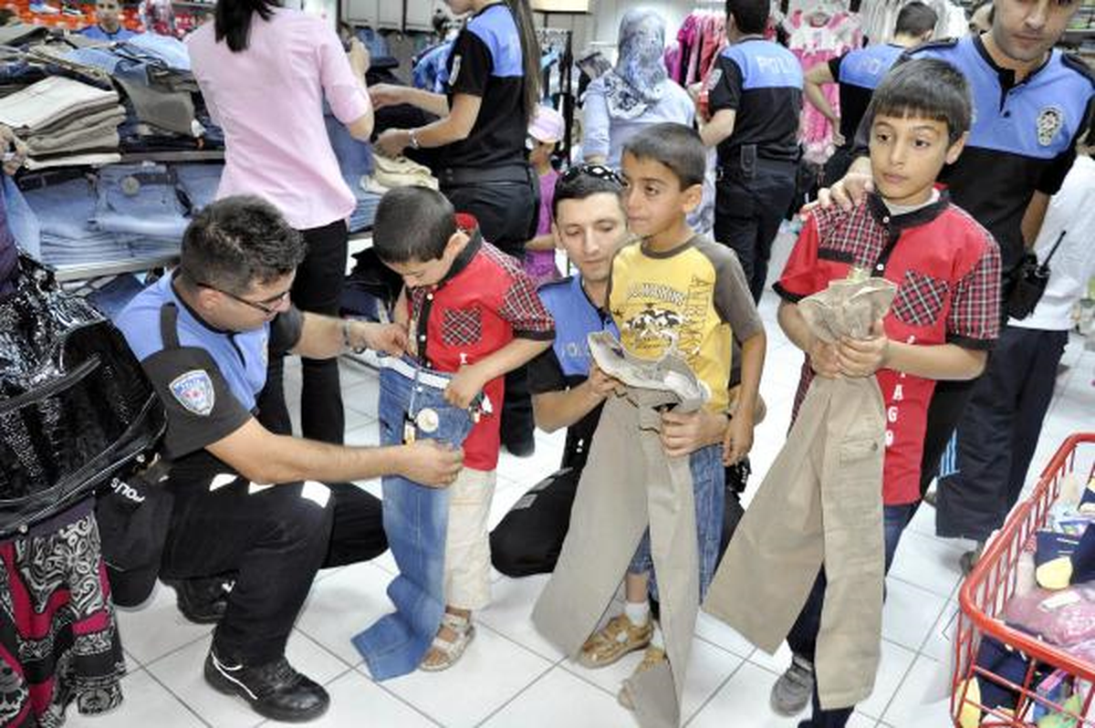 Elazığ\'da Polisten 100 Çocuğa Bayramlık Giysi