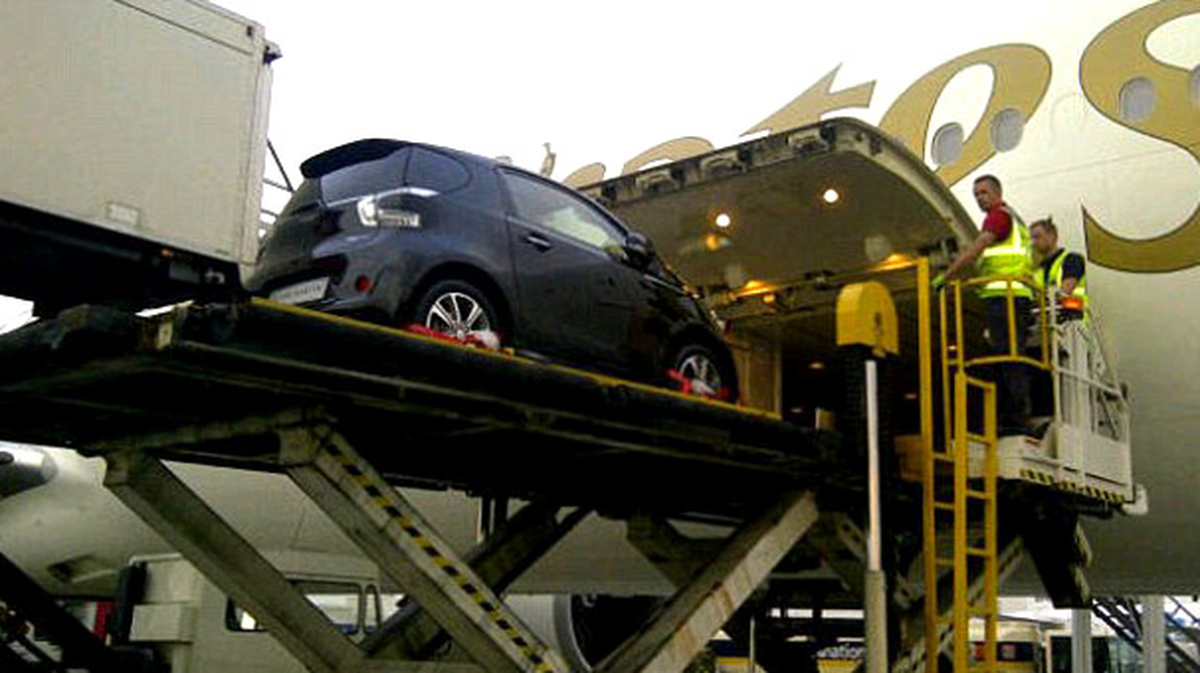 Hediye Edeceği Otomobili Uçakta Beraberinde Götürdü
