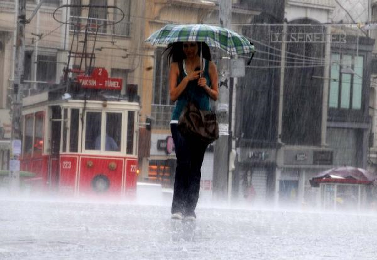 İstanbul\'da Yaz Yağmuru Serinletti