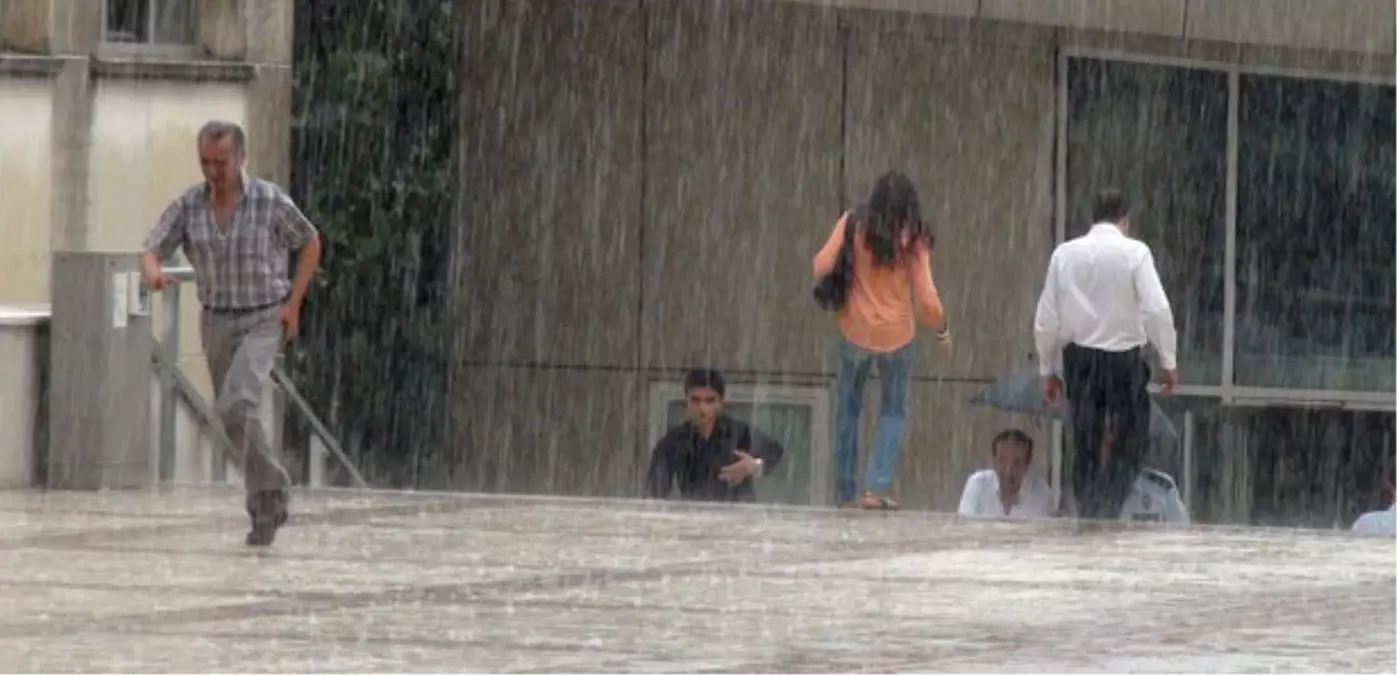 İstanbullular Sağanak Yağmurla Serinledi