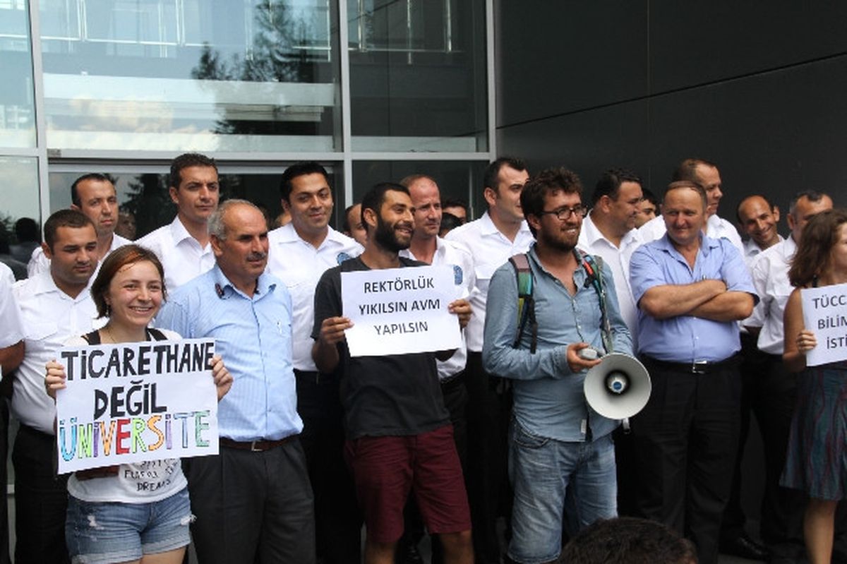 İTÜ\'lü Öğrencilerden Rektöre Helvalı Protesto