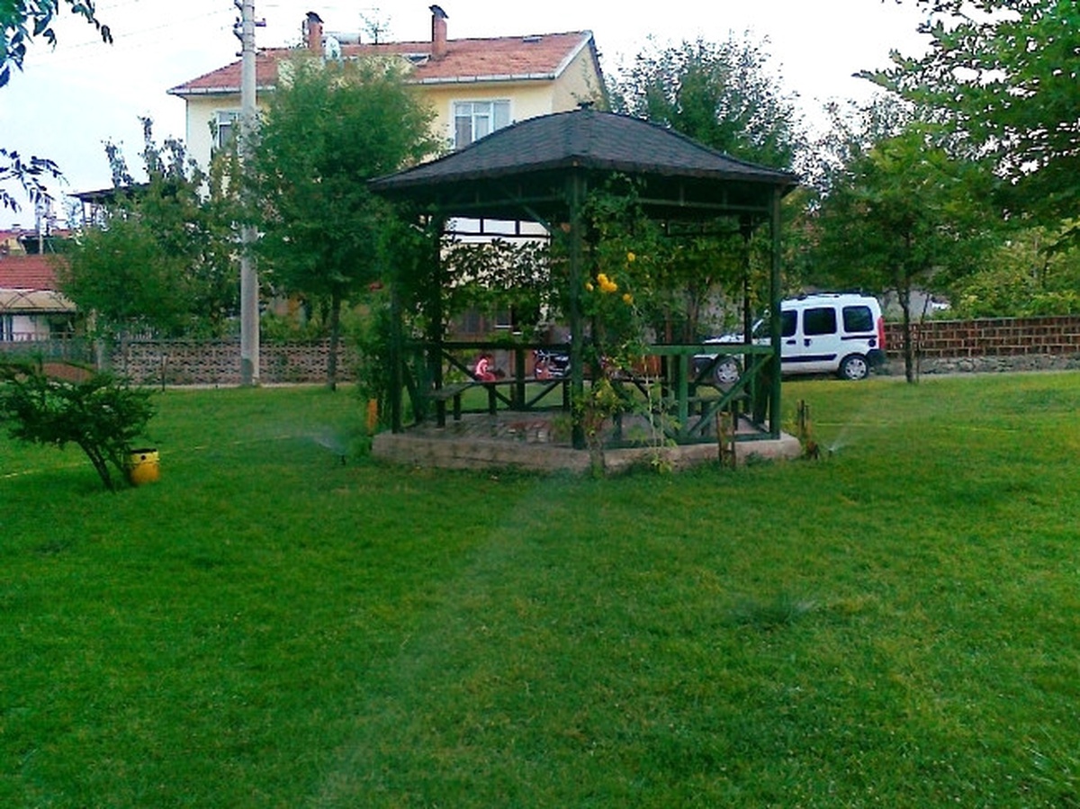 Mahalle Halkı Gönüllü Park Bakıcılığı Yapıyor