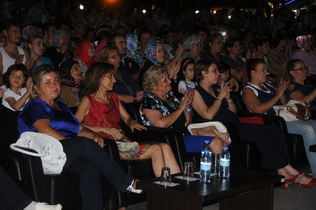 Manisa\'da İbrahim Sadri\'li Şiir Gecesi