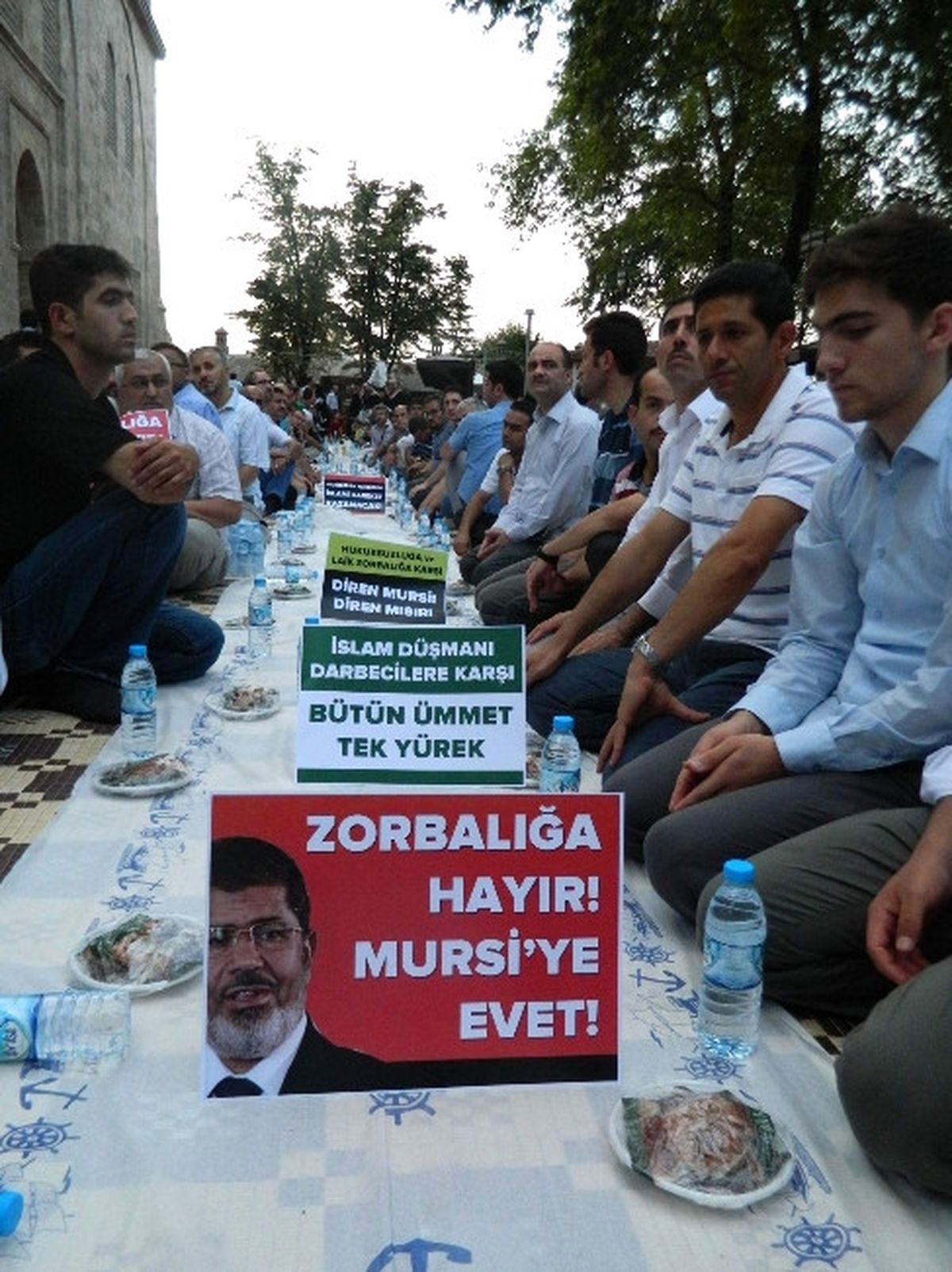Mısır\'daki Olaylara Tepki İçin Oruçlarını Zeytin ve Ekmekle Açtılar
