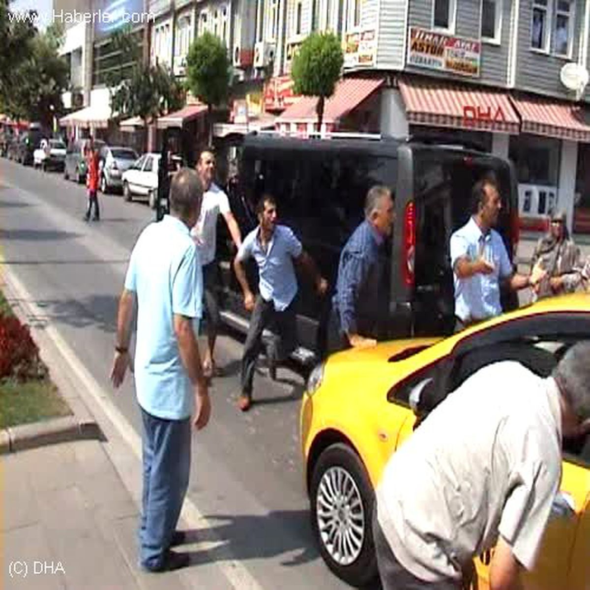 Sakarya\'da Sürücüler Birbirlerine Girdi