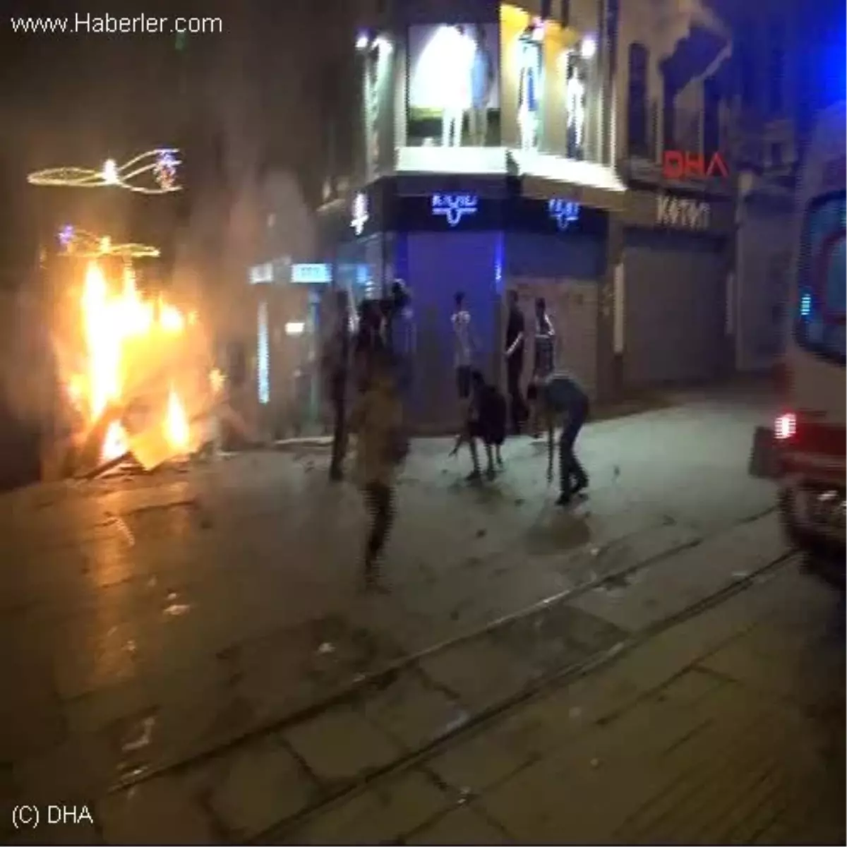 * Taksim Meydanı\'nın da Dün Akşam Saatlerinde Berkin Elvan İçin Yapılan Eyleme Polisin Müdahalesi...