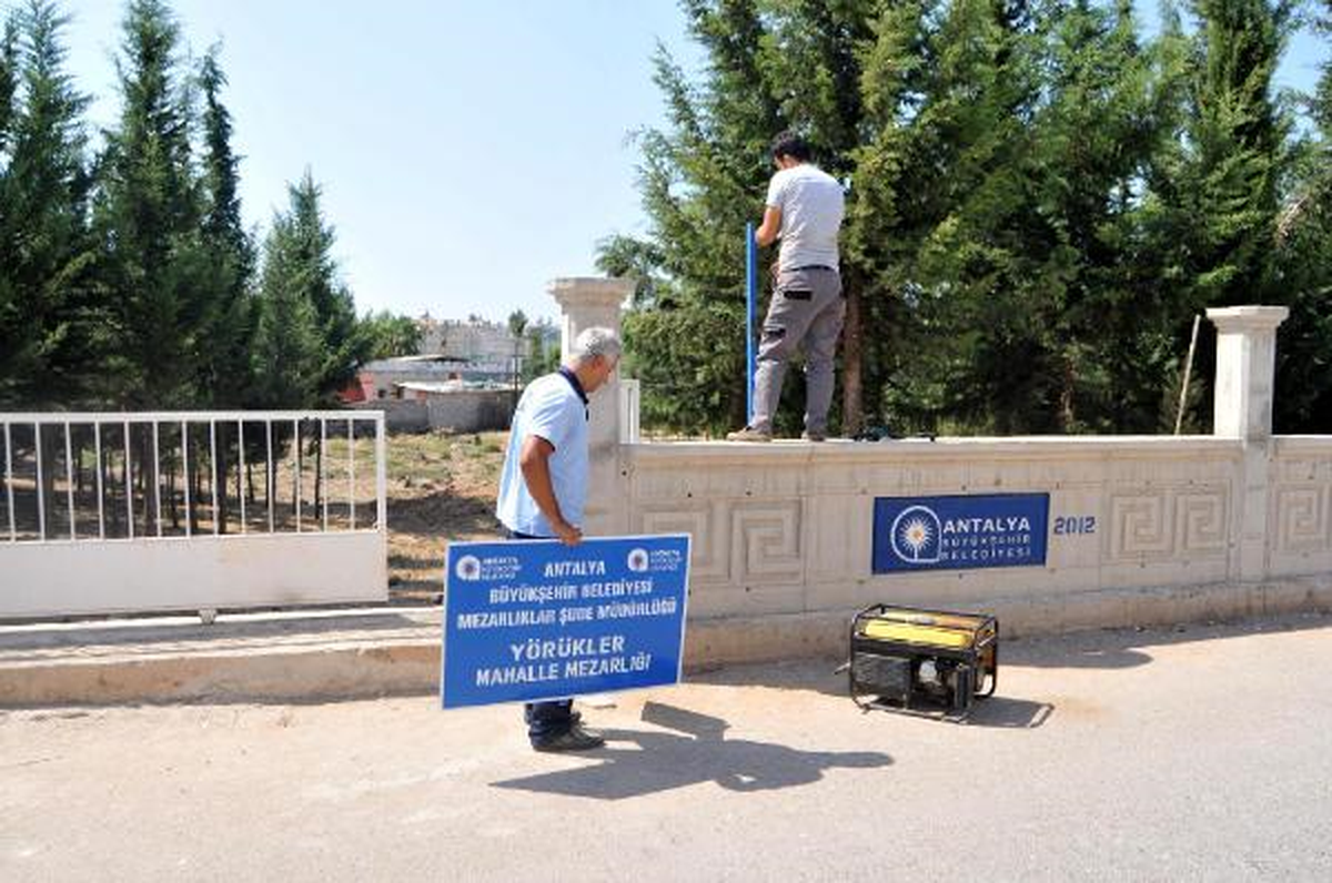 Tepki Çeken Mezarlık Tabelası Değiştirildi