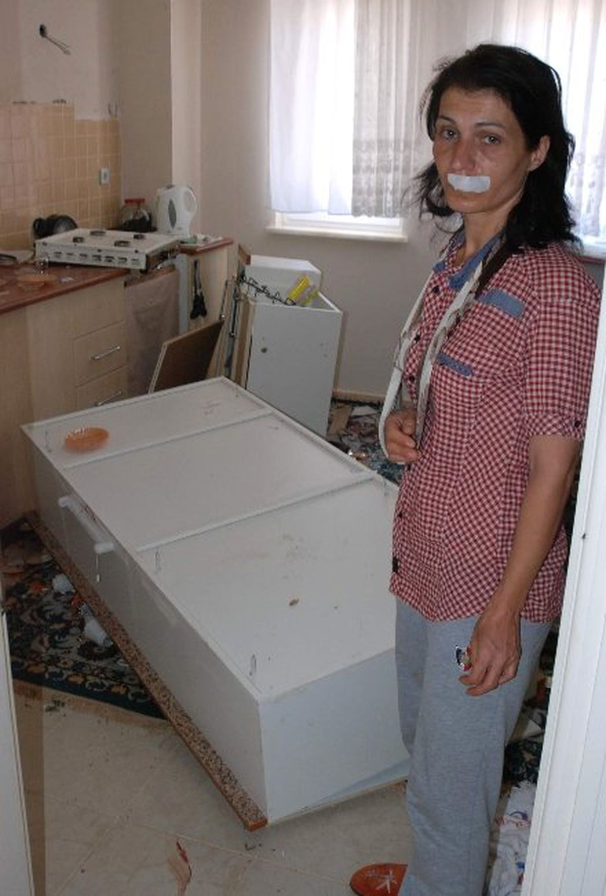 Üzerine Mutfak Dolabı Düşen Kadın Yaralandı