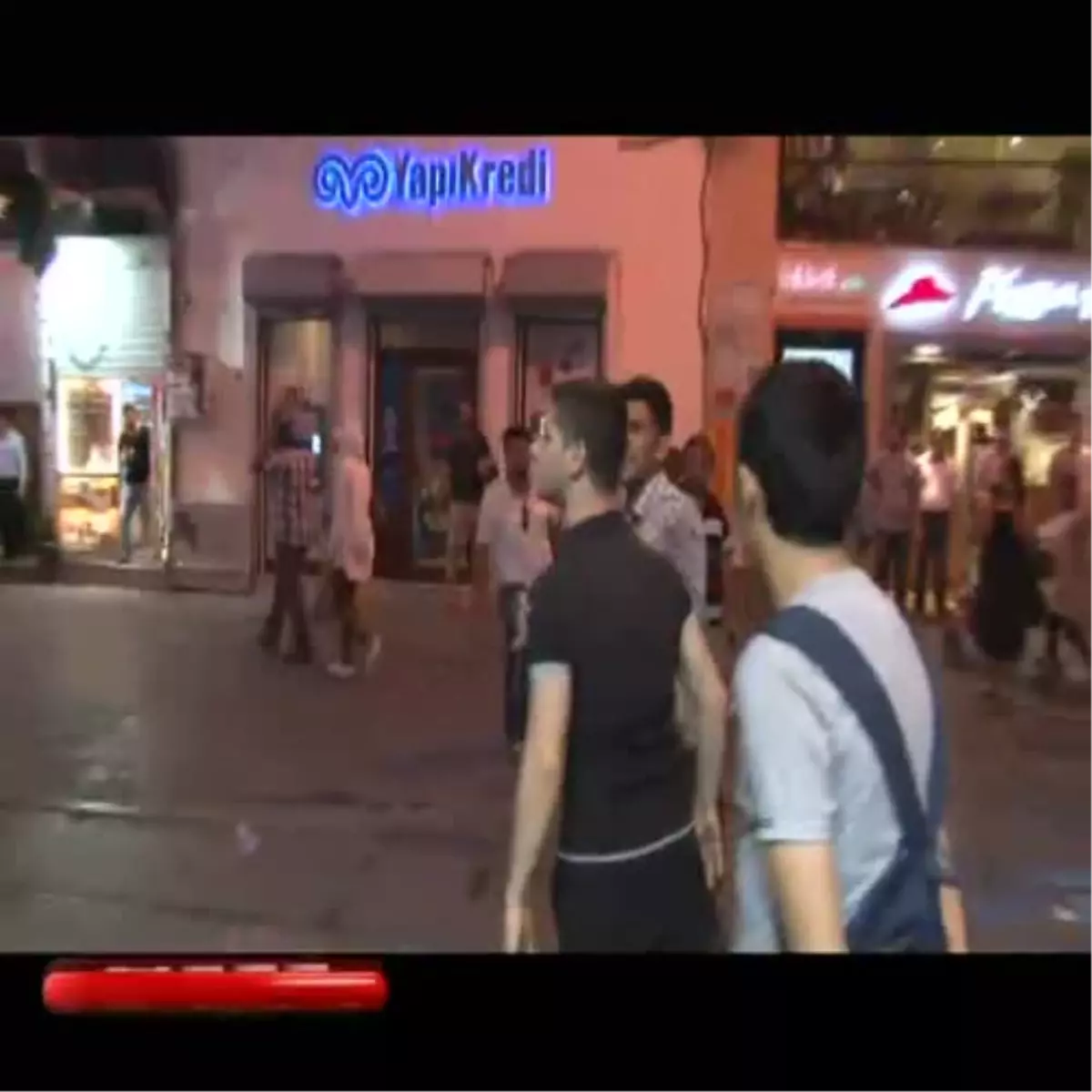 Taksim\'de Bir Kişi Eylemcileri Tehdit Etti