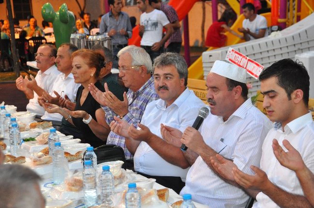 3 Mahalle Halkı 15 Yıldır İlk Kez İftarda Bir Araya Geldiler