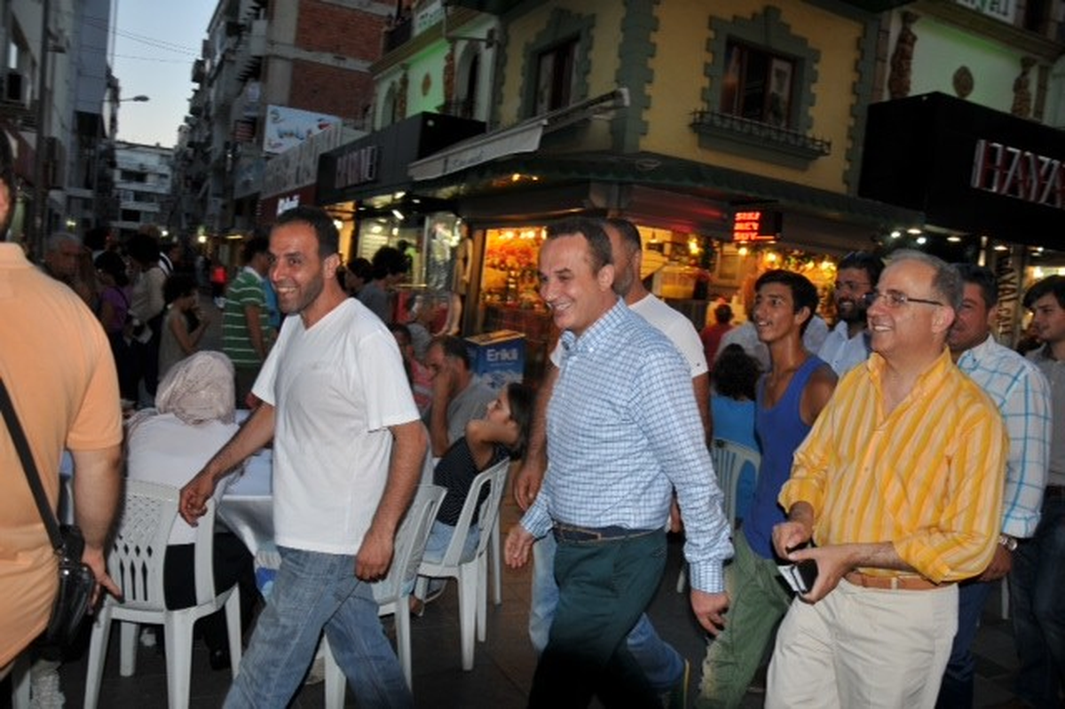 İzmir\'de AK Parti\'den Çarşı Boyu İftar