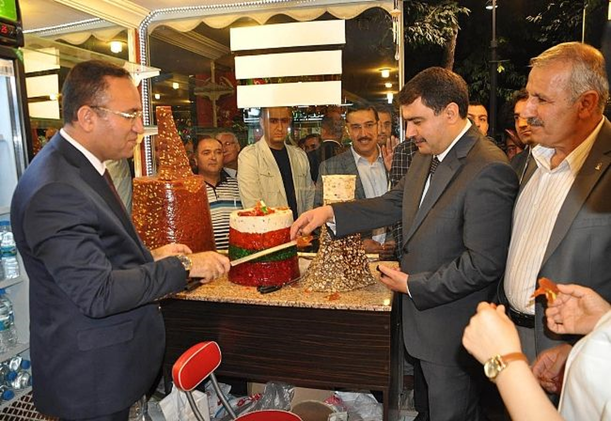 Başbakan Yardımcısı Bekir Bozdağ, Kayısı Döneri Kesti