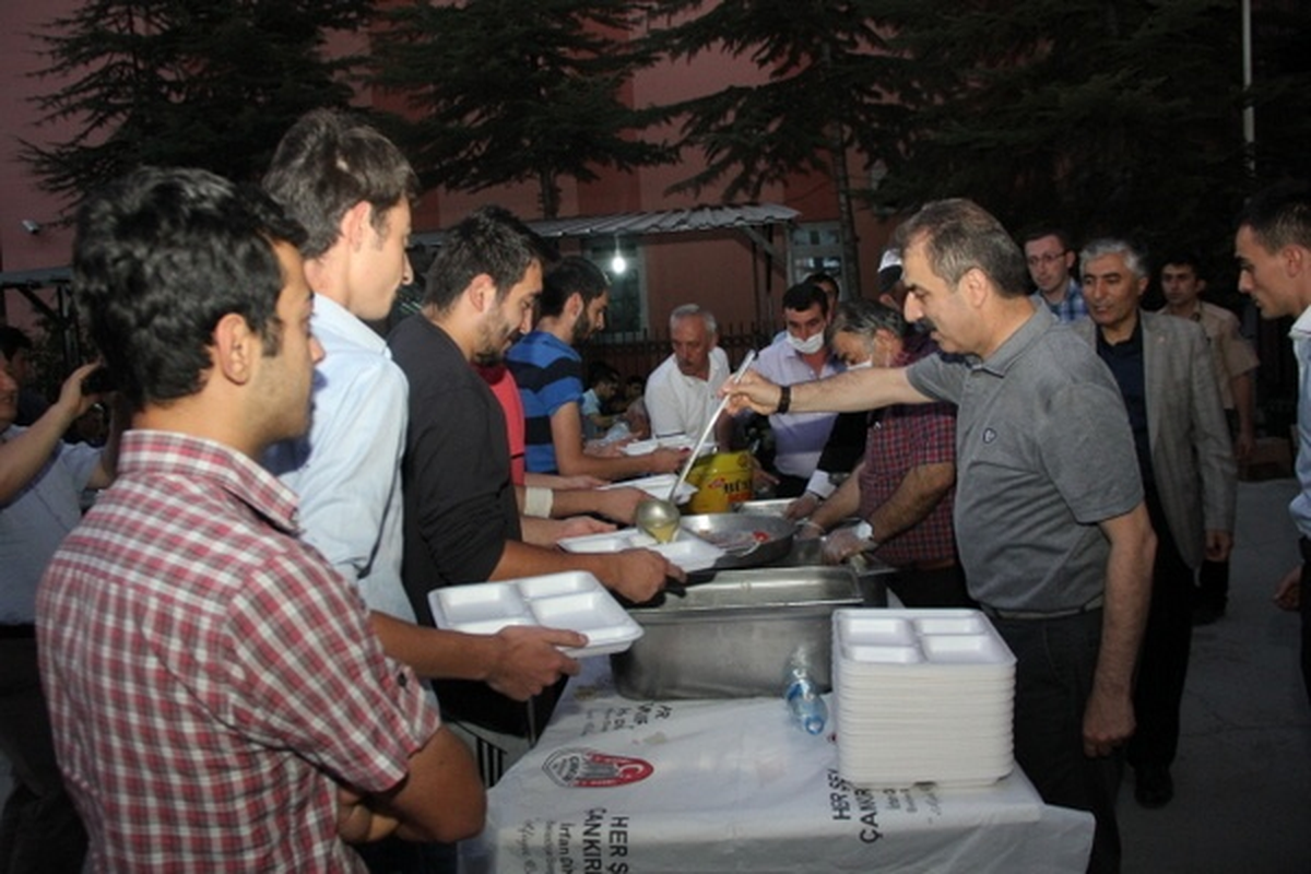 Başkan Dinç, Üniversite Öğrencileri İle İftarda Buluştu