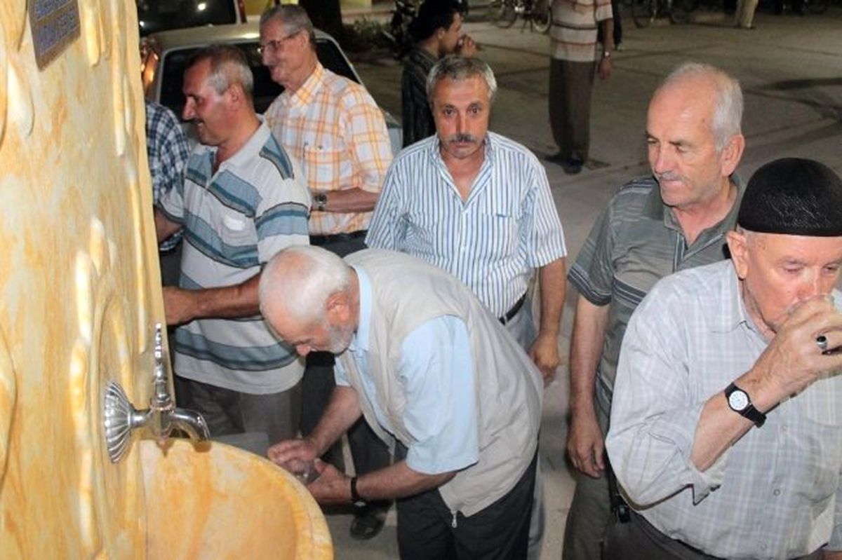 Çeşmeden Meyve Suyu Akıyor