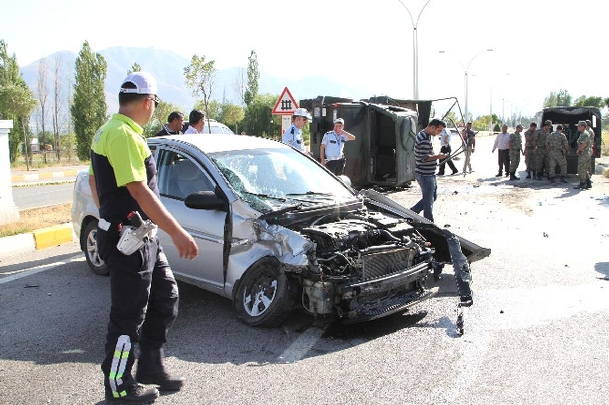 Erzincan\'da Askeri Araç Kaza Yaptı: 9 Yaralı