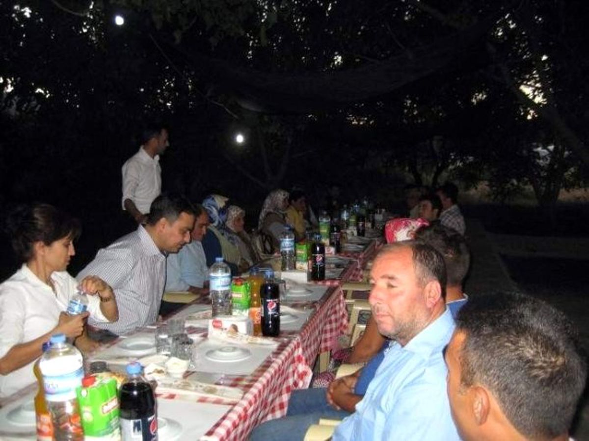Eşme Kaymakamlığı\'ndan İhtiyaç Sahibi Öğrencilere İftar Yemeği