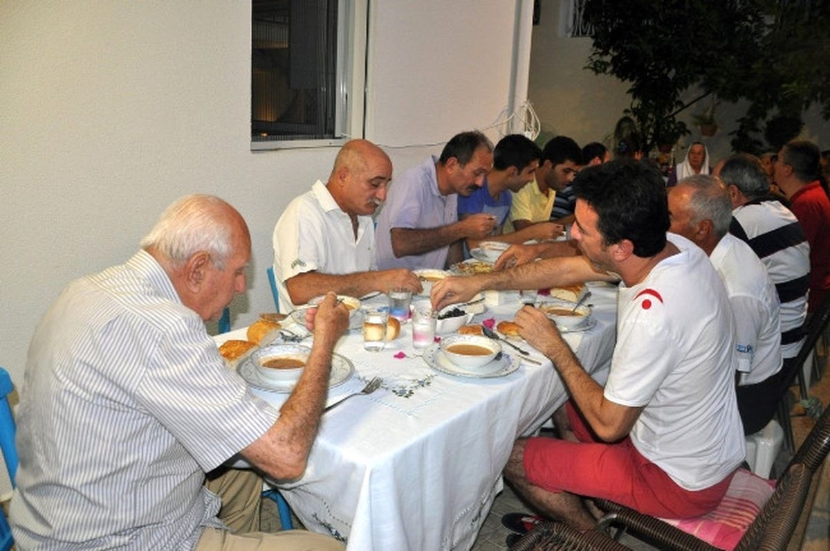 Fethiye\'de Binlerce Vatandaş Komşularıyla İftar Yaptı.