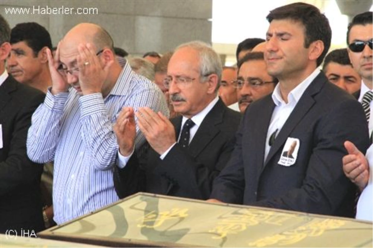 Kılıçdaroğlu Eski Pm Üyesi Özsoy\'un Cenaze Törenine Katıldı