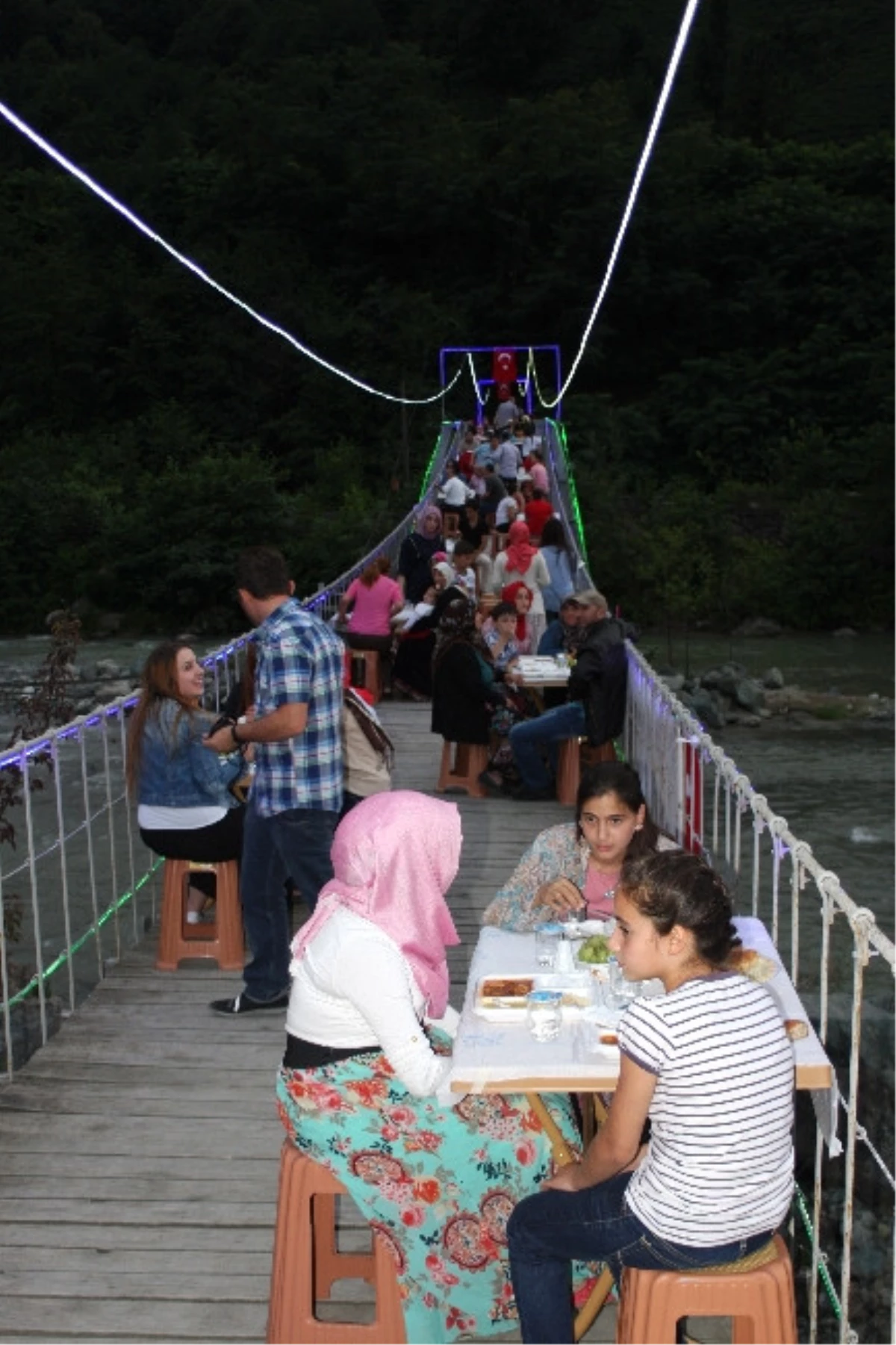 Rize\'de Asma Köprü Üzerinde İftar Yemeği