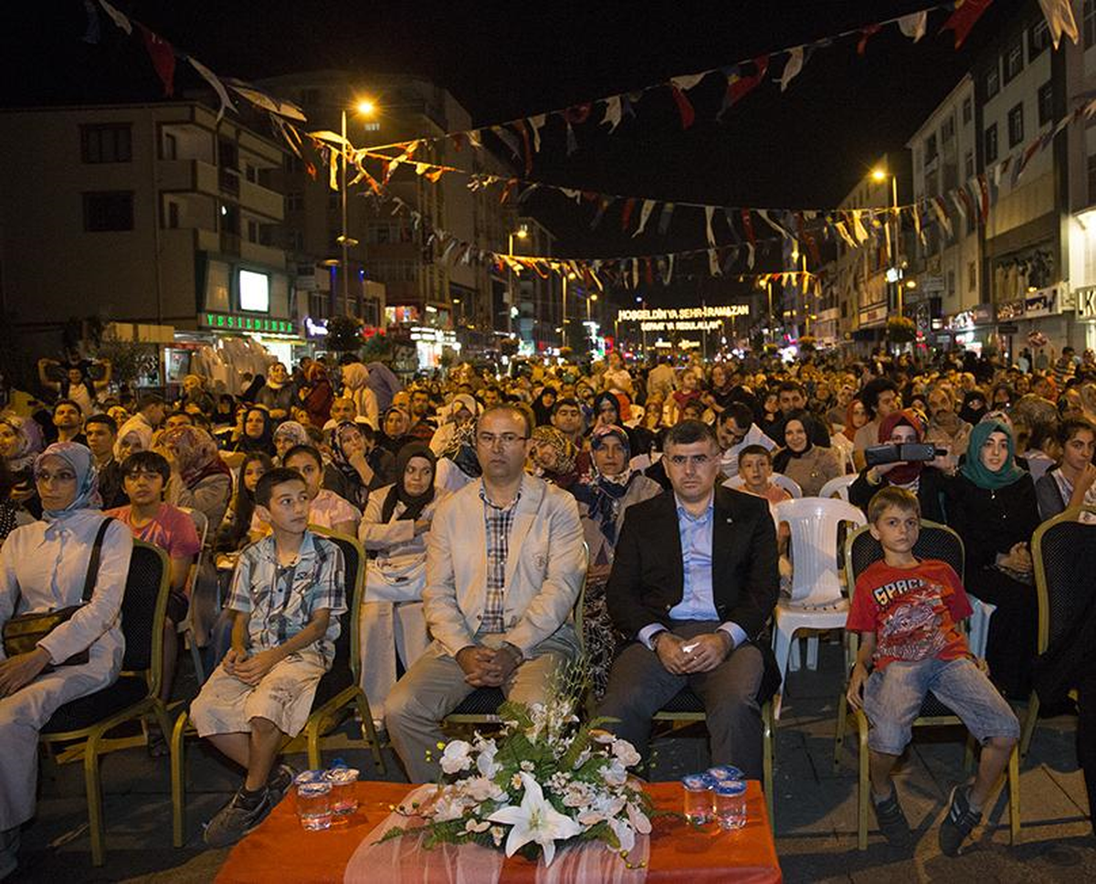 Sultanbeyli\'de Ramazan Dolu Dolu Yaşanıyor