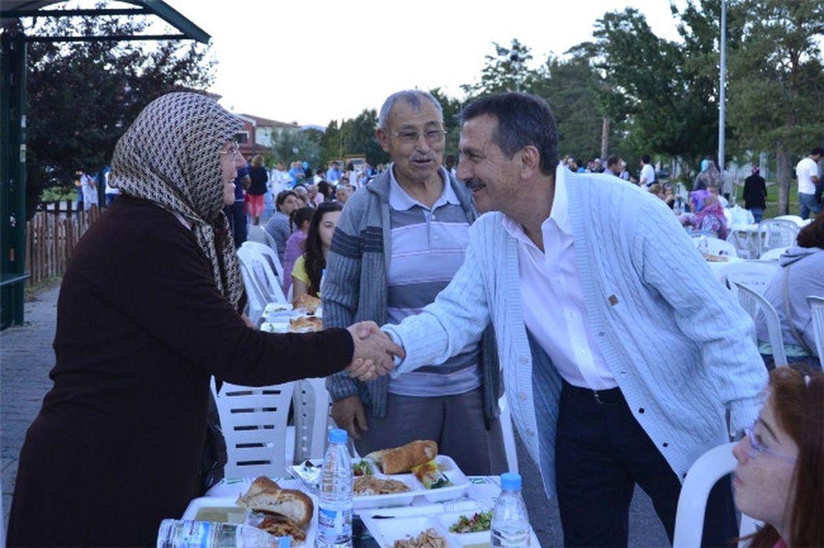 Tepebaşı Belediyesi İftar Programı Devam Ediyor