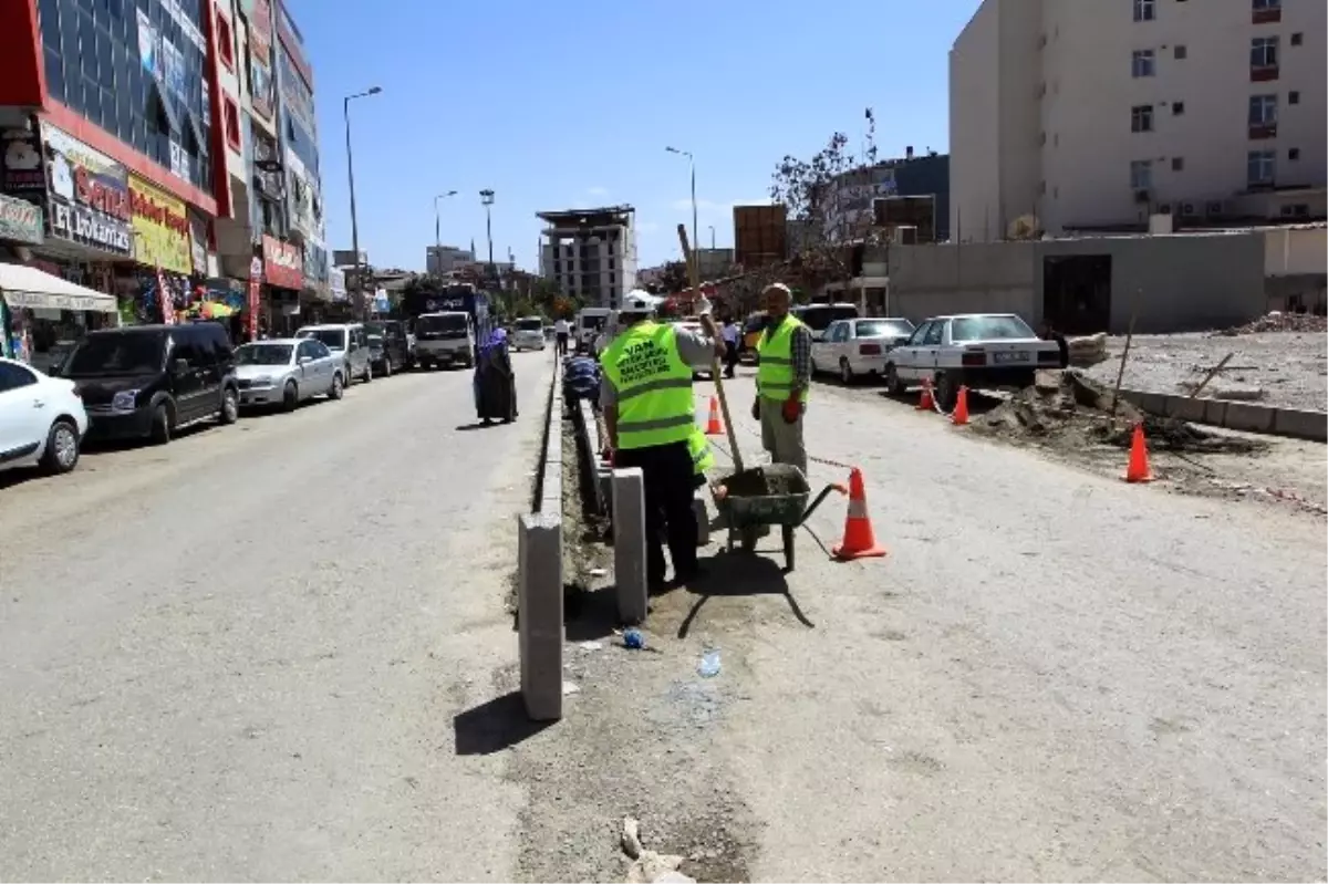 Van Belediyesinin Yol Yapım Çalışmaları Devam Ediyor