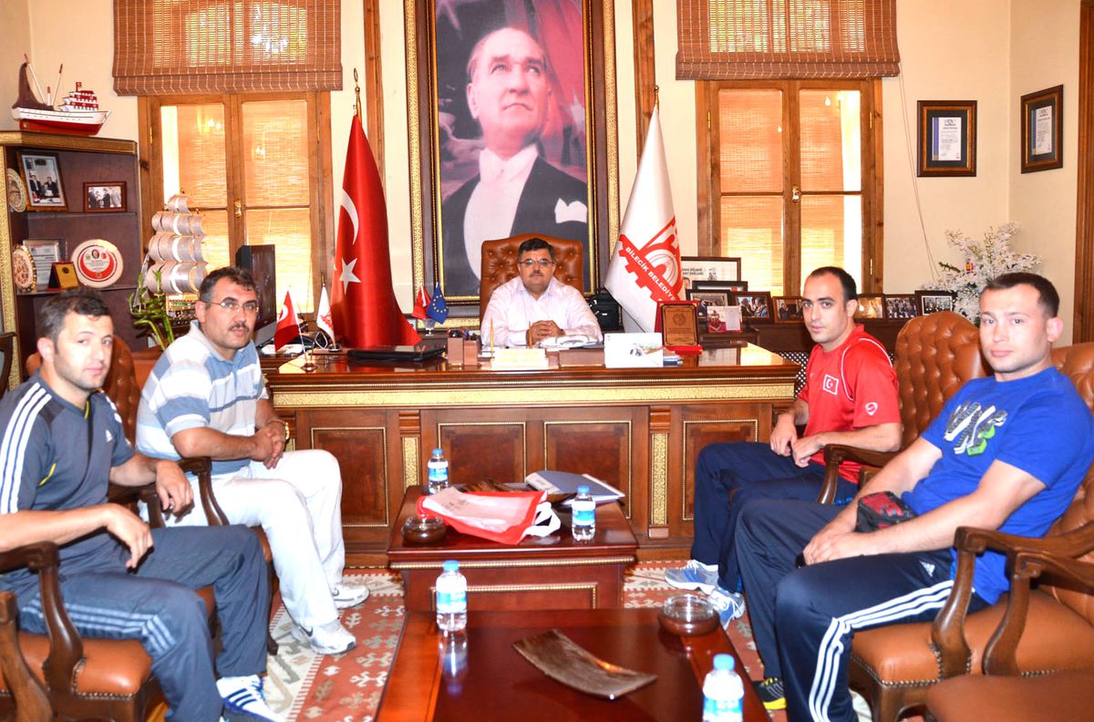 Yerlikaya`dan Başkan Selim Yağcı`ya Plaket