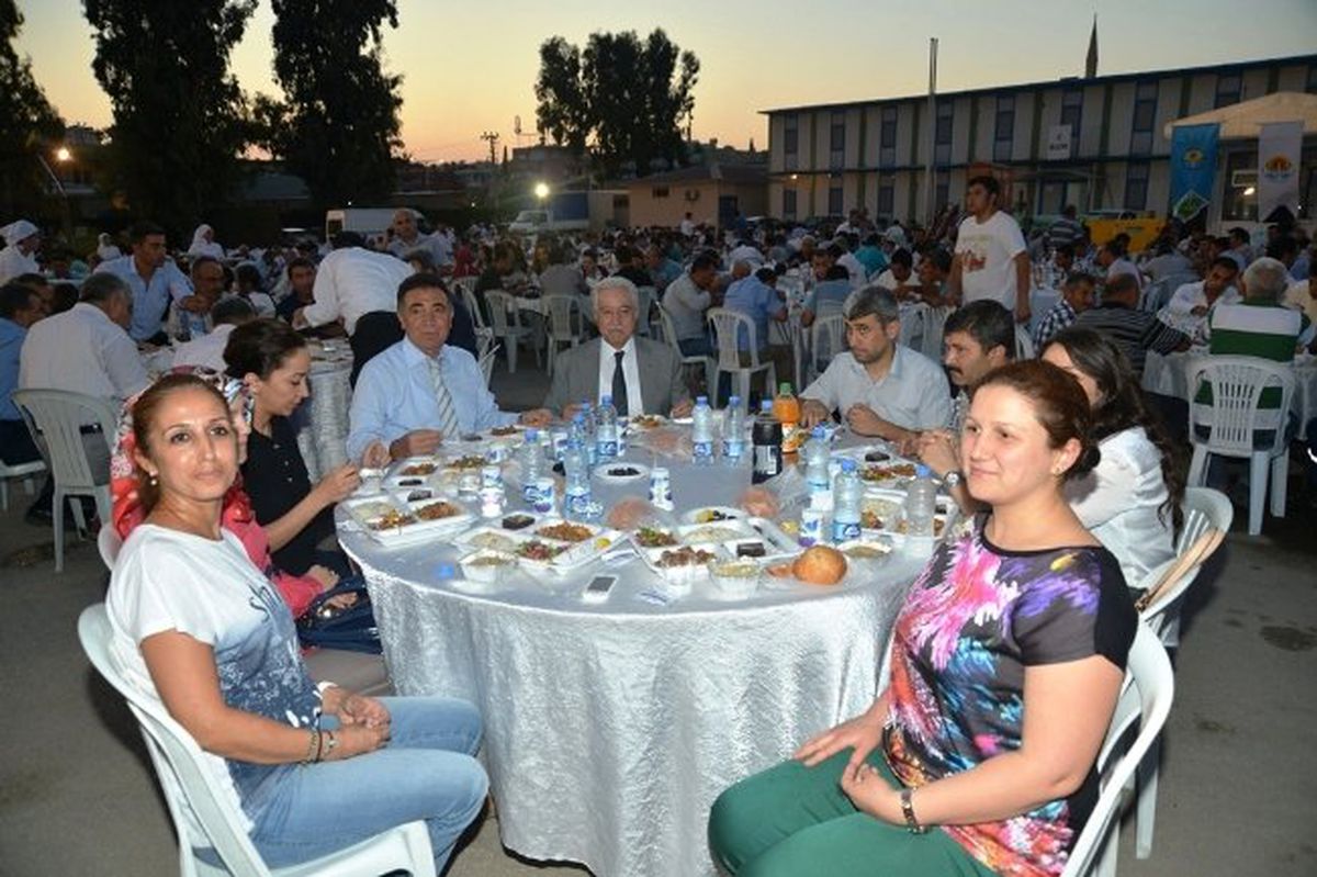 Zihni Aldırmaz İftarını Aski Personeli ile Açtı
