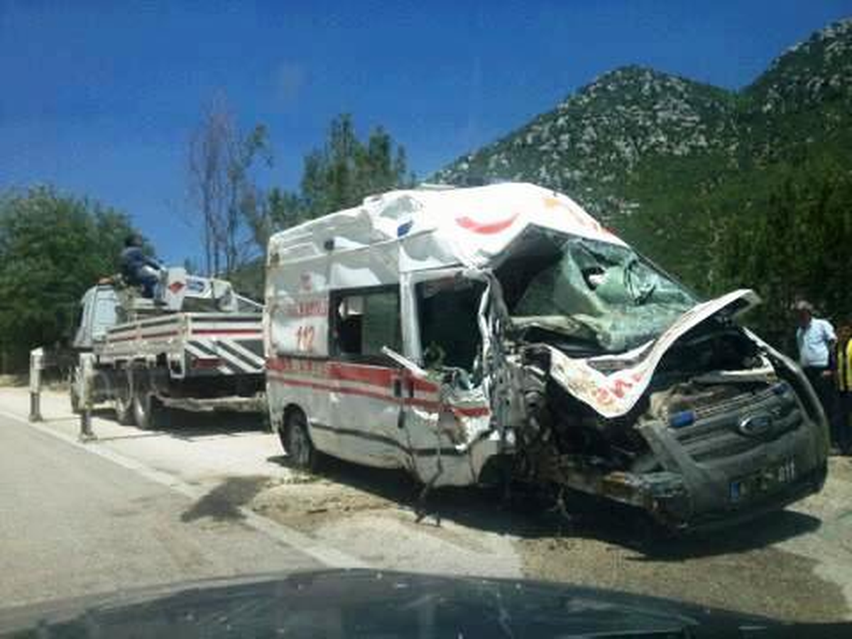 112 Ambulansı Şarampole Yuvarlandı : 3 Yaralı