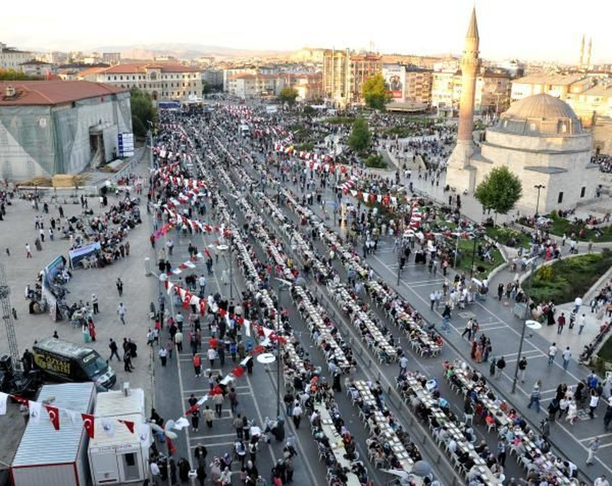 25 Bin Sivaslı Aynı Sofrada Oruç Açtı