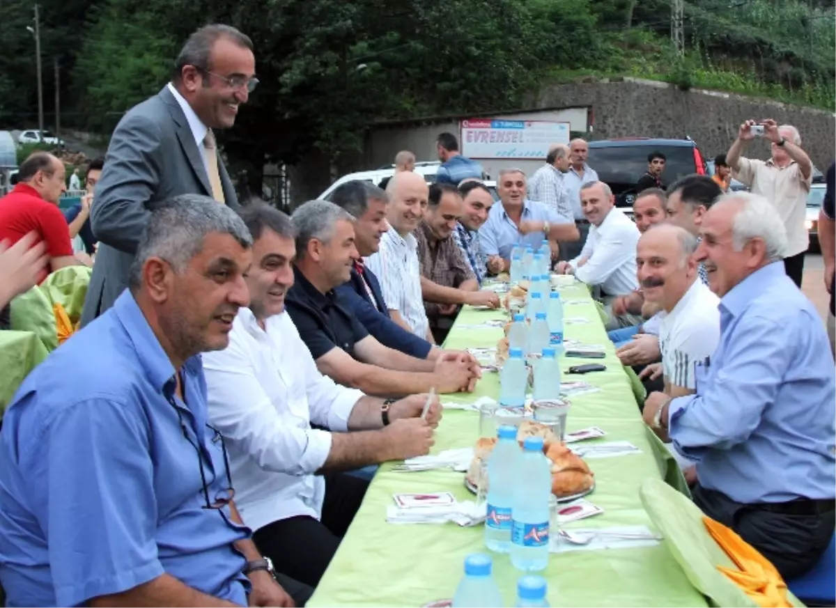 Abdurrahim Albayrak Köprü Üzerinde İftar Yemeği Verdi