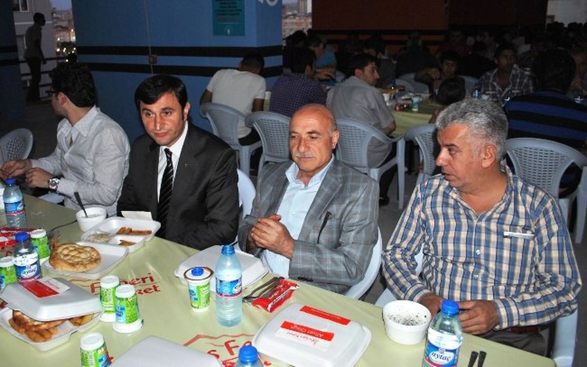 AK Parti Kayseri Teşkilatından İftar Yemeği