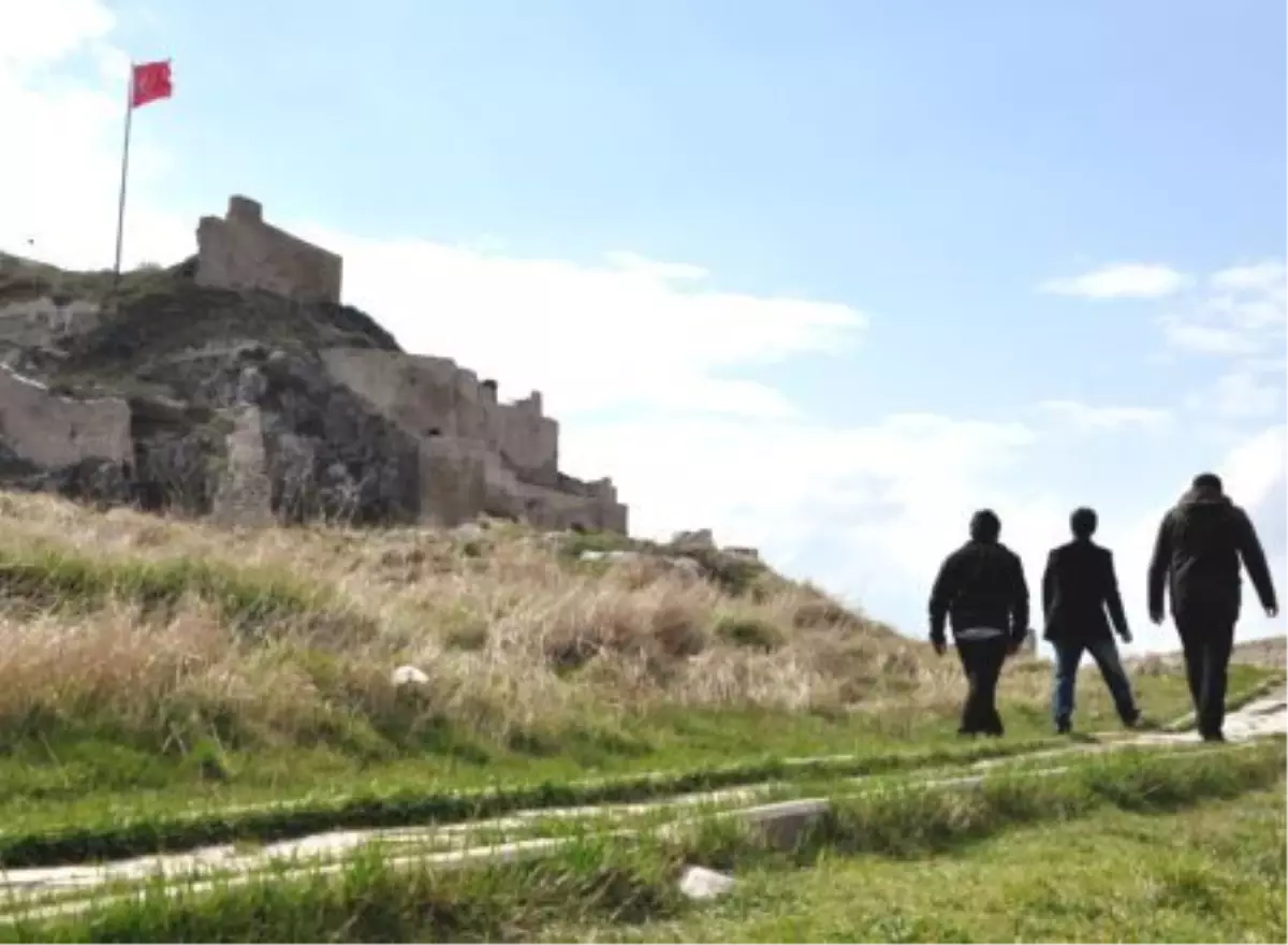 Amasya Kalesi\'ne Ziyaretçi Akını