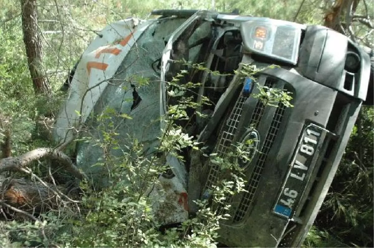 Kahramanmaraş\'ta Ambulans Şarampole Devrildi: 3 Yaralı