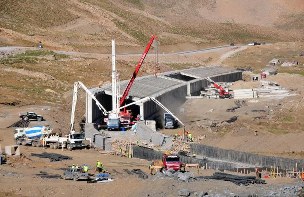 Bahçesaray\'ın Yolu \'Kar Tünelleri\' ile Açık Tutulacak