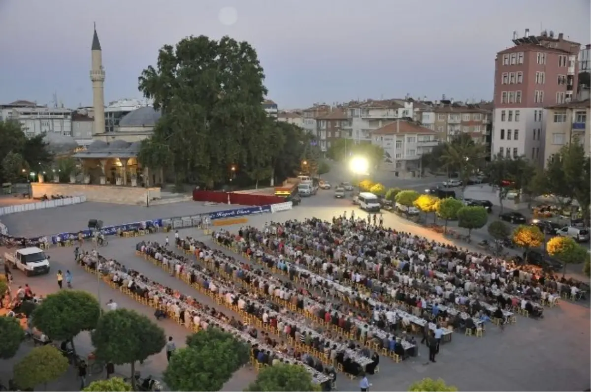 Karaman Belediyesinin İftar Sofrası Halkı Buluşturdu