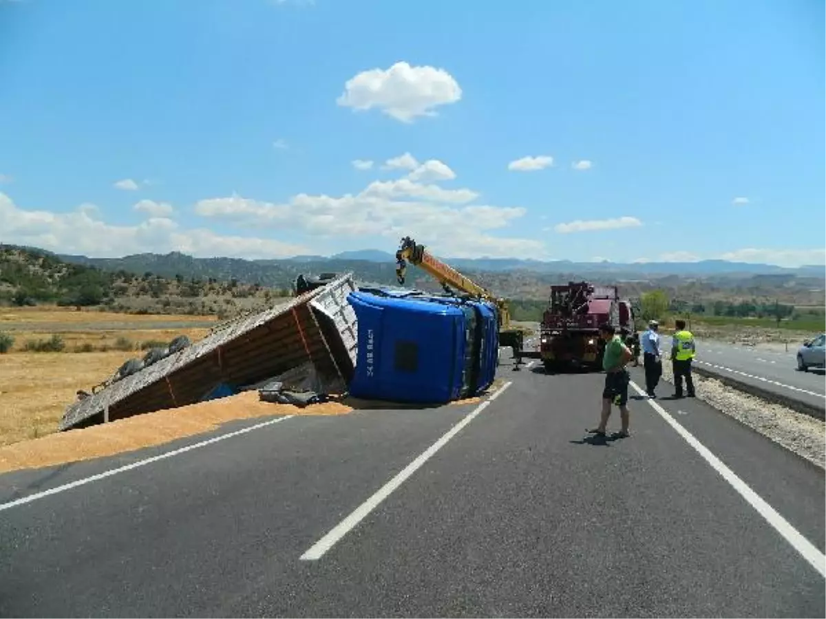 Buğday Yüklü TIR Devrildi, Yol Kapandı