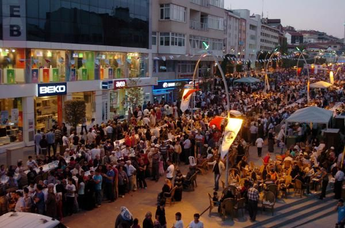 Caddeye Bir Kilometre Uzunluğunda Masa Kurulup 15 Bin Kişiye İftar Verildi
