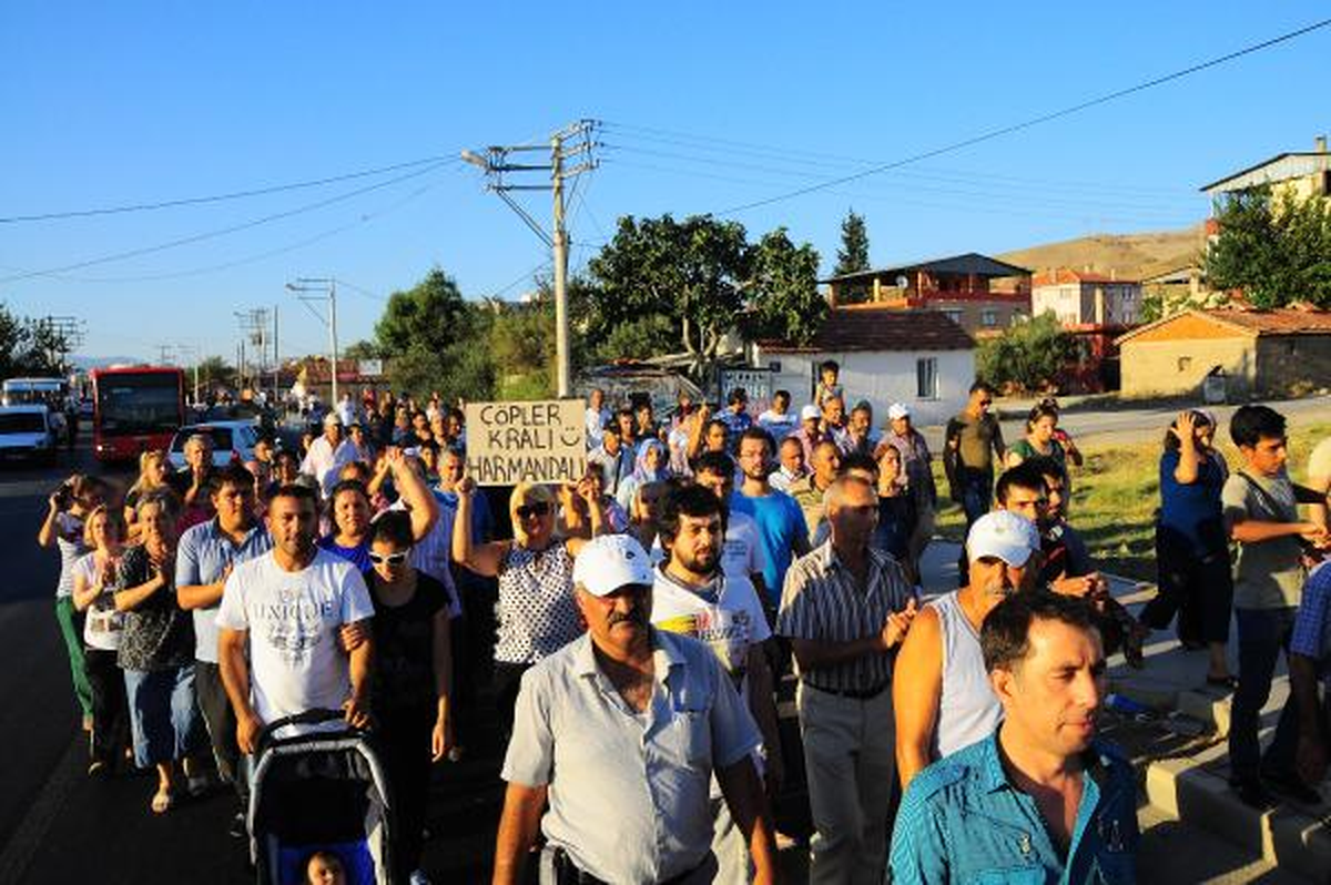 Çöp Alanı Taşınsın Eylemini Yapanlar İzmir-Çanakkale Yolunu Trafiğe Kapattı