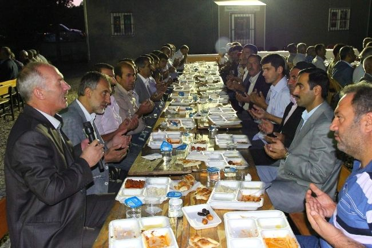 Erciş Kaymakamlığı Kocapınar Beldesinde İftar Yemeği Verdi