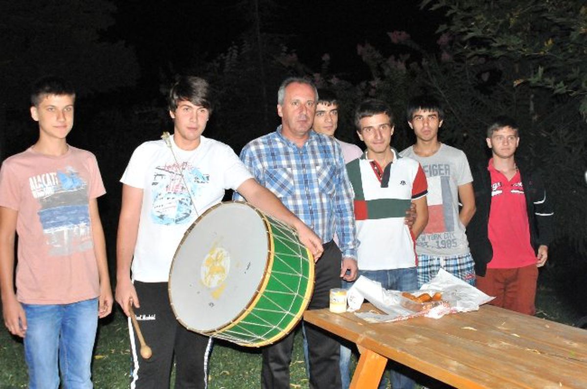 Gençler, CHP Grup Başkanvekili İnce\'yi Sahura Kaldırdı