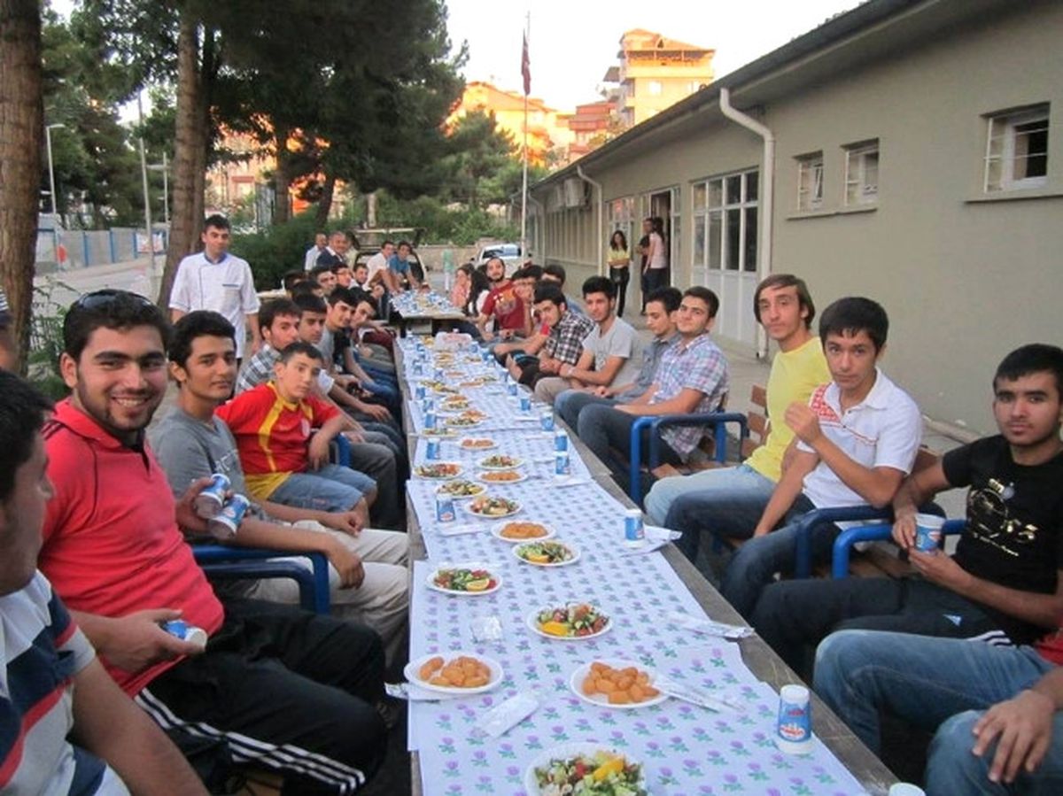 Gençlik Merkezi, Gençlere İftar Verdi