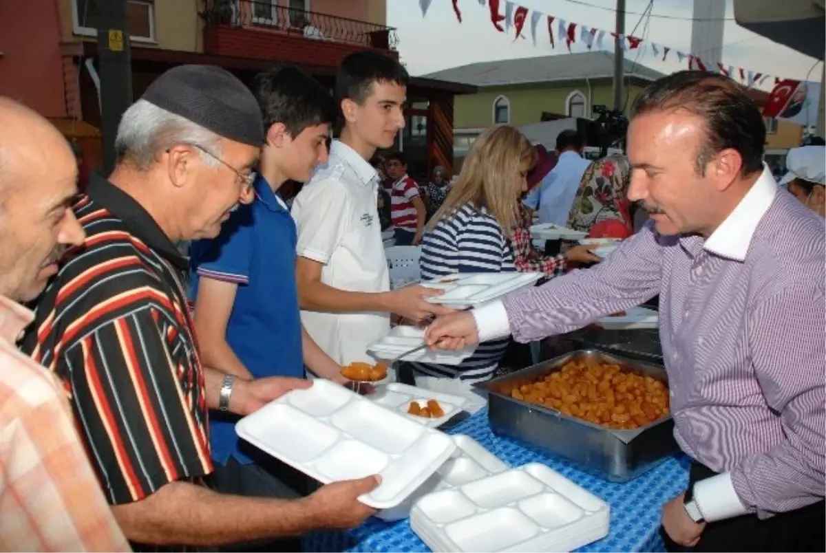 İzmit\'te Binlerce Kişi Beraber İftar Açtı