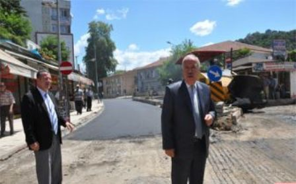 Kızılay Kan Merkezi Önünde Devam eden Asfalt Çalışması